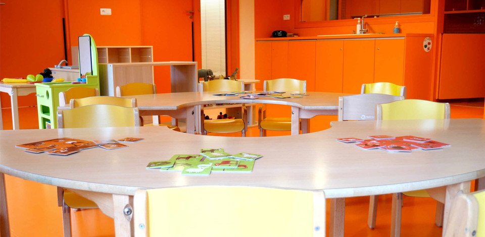 Crèche Eckbolsheim La maison de l'enfance people&baby espace de vie table chaises enfants activité puzzle
