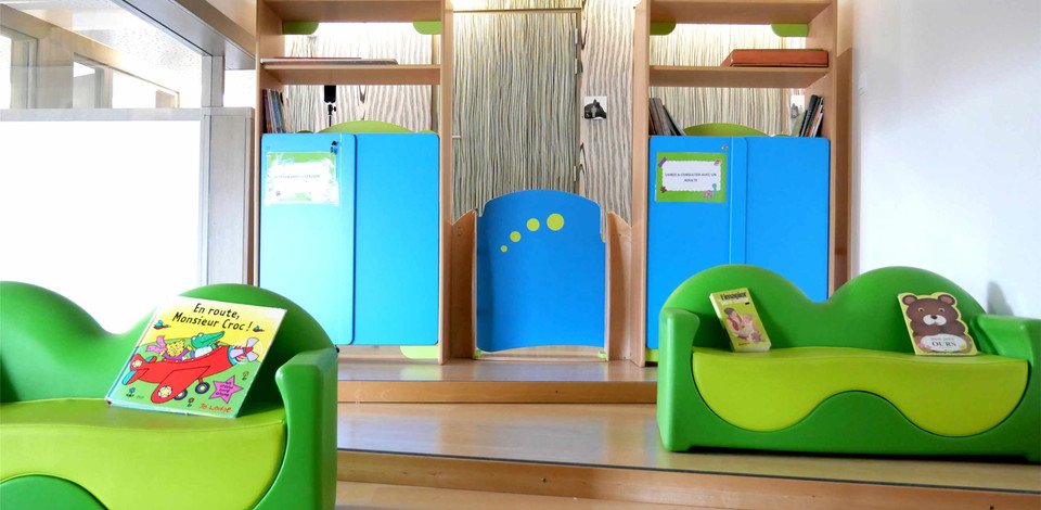 Crèche Eckbolsheim La maison de l'enfance people&baby espace de vie coin lecture livres enfants bébé fauteuil