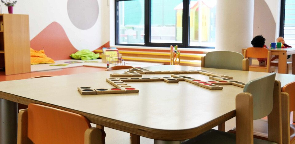 Crèche Mulhouse Les nénuphars people&baby espace de vie table chaises en bois jeux enfants bébés