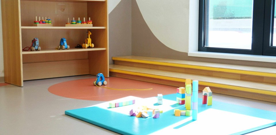 Crèche Mulhouse Les nénuphars people&baby salle de vie jeux enfants jeux en bois