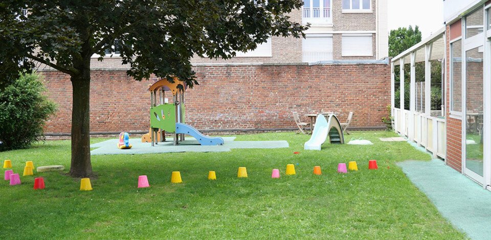 Crèche La Madeleine Alain Le Marc Hadour people&baby jardin nature toboggan éveil pédagogique