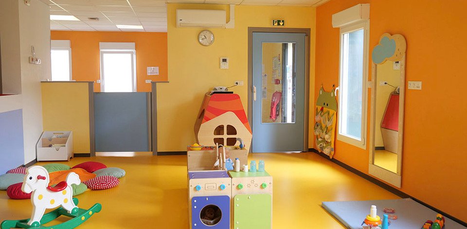 Crèche Ecourt-Saint-Quentin Les petites galaxies people&baby salle de vie jeux en bois enfants pédagogie crèche