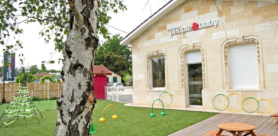 Crèche Pessac Les violettes people&baby espace extérieur jardin nature jeux enfants