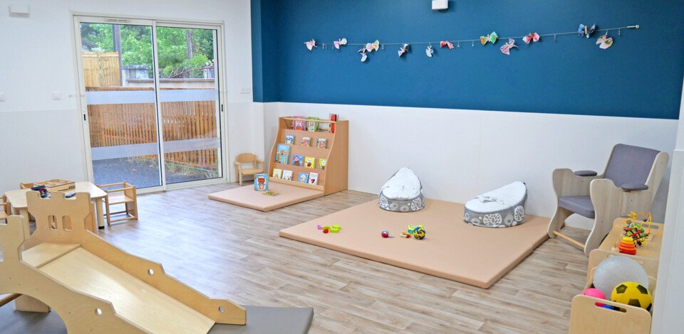 Crèche Pessac Les violettes people&baby espace de vie toboggan tapis éveil motricité livres enfants 