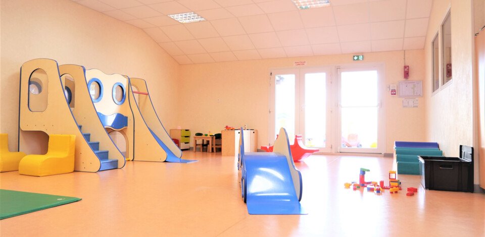 Crèche Selles-sur-Cher La balan'selles people&baby salle de vie jeux enfants toboggan motricité éveil 