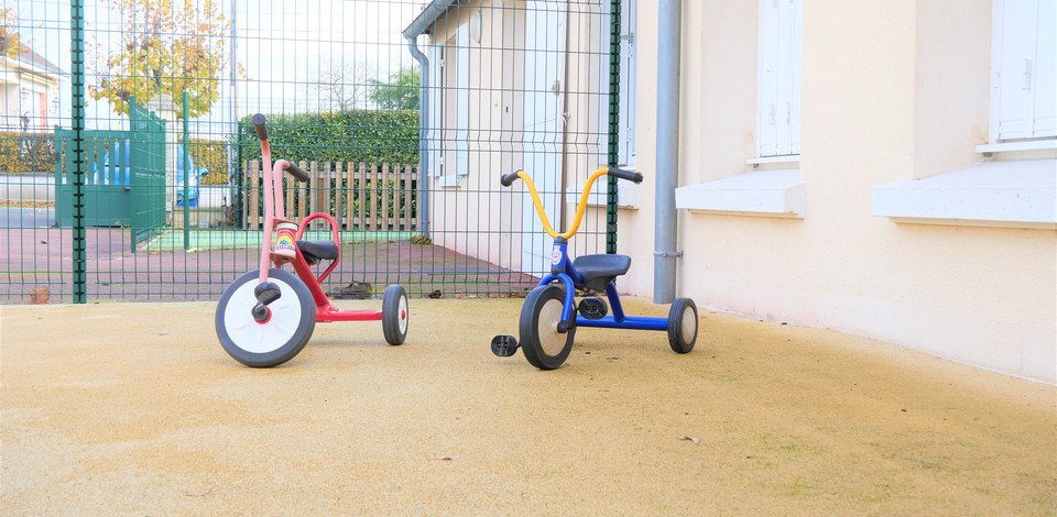 Crèche Selles-sur-Cher La balan'selles people&baby espace extérieur vélo enfant