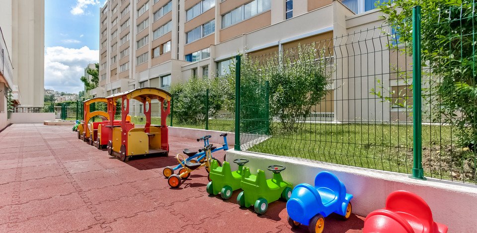 Crèche Chaville Les Optimistes people&baby espace extérieur jeux enfants train vélo enfant