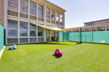 Extérieur inauguration d’une nouvelle crèche people&baby à Marseille