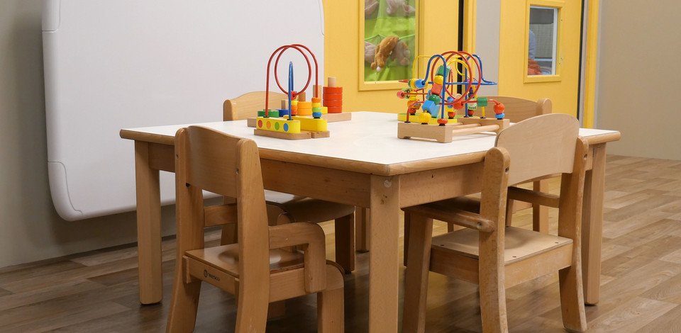 Crèche Neuilly-sur-Seine Tournesol people&baby espace de vie tables chaises enfants bois jeux en bois éveil pédagogie