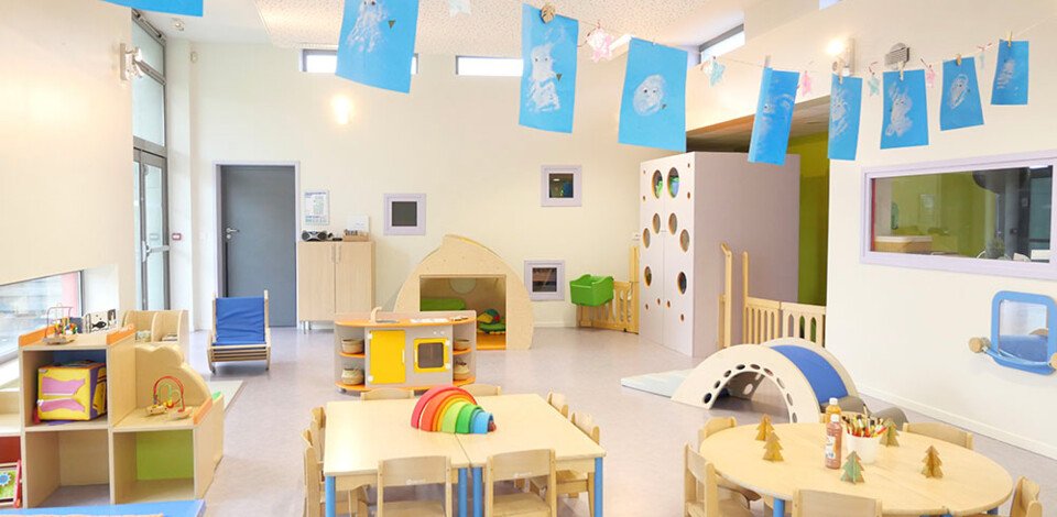 Crèche Courchelettes Les Petits Loups people&baby espace de vie table enfant jeux bois pédagogie