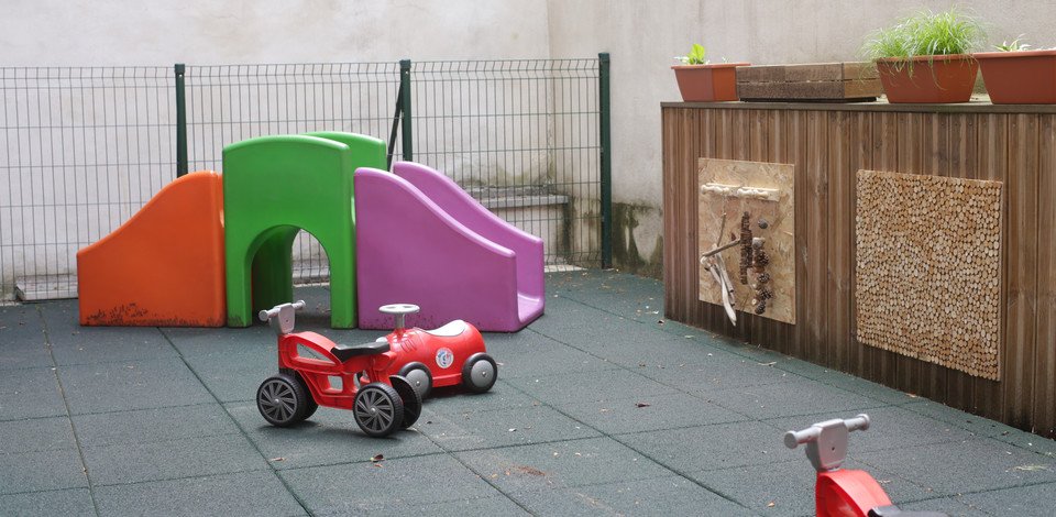 Crèche Lyon Lunes & Etoiles people&baby espace extérieur parc à jeux vélos enfants éveil