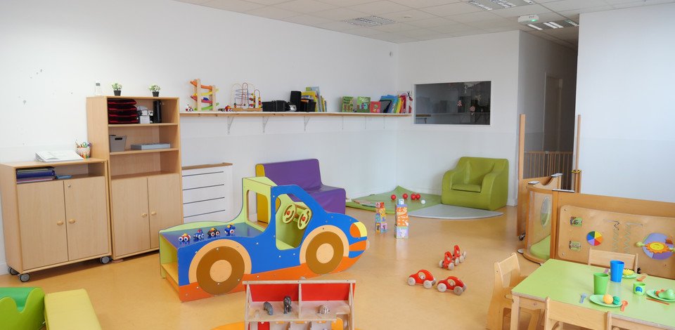 Crèche Villeurbanne Palomitas people&baby salle de vie jeux en bois jeux enfants voiture 