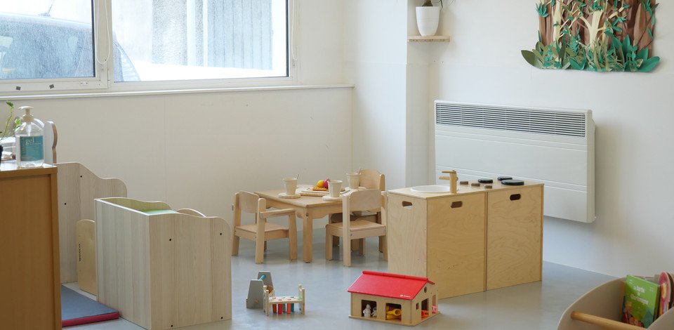 Crèche Annemasse Pic et Colégram people&baby salle de vie table chaises enfants en bois