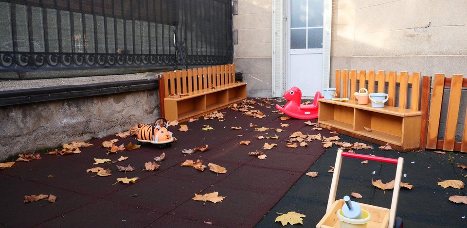 Crèche Clermont-Ferrand Bisous, Câlins et trottinette people&baby espace extérieur jeux enfants