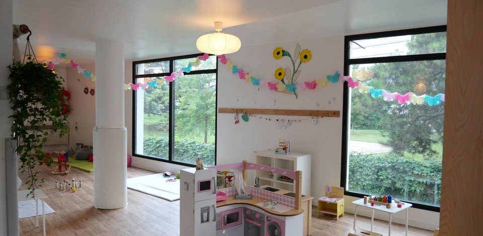 Crèche Lyon Les petits top people&baby salle de vie jeux en bois dinette cuisine enfants tabouret 