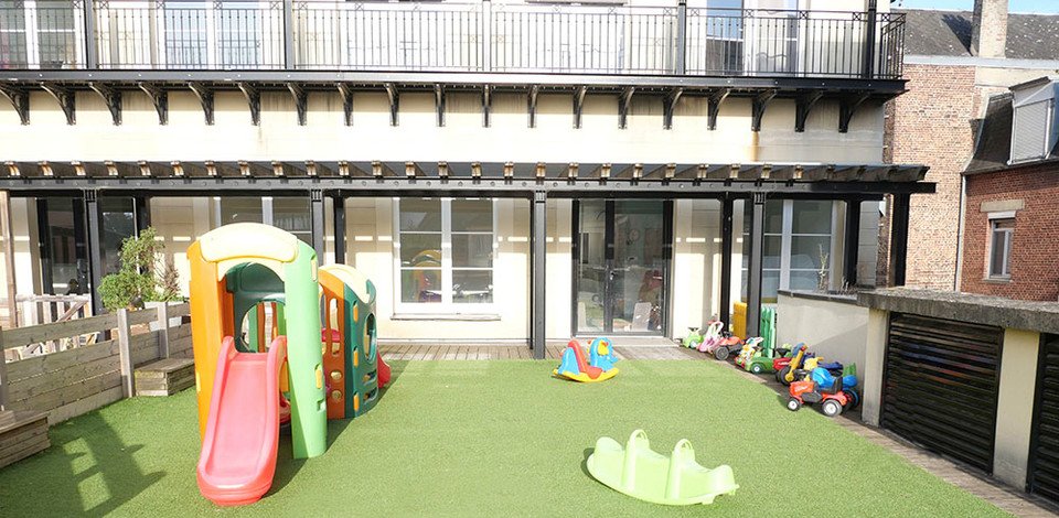 Crèche Arras Aux clairs de la lune people&baby espace extérieur jardin nature toboggan vélos