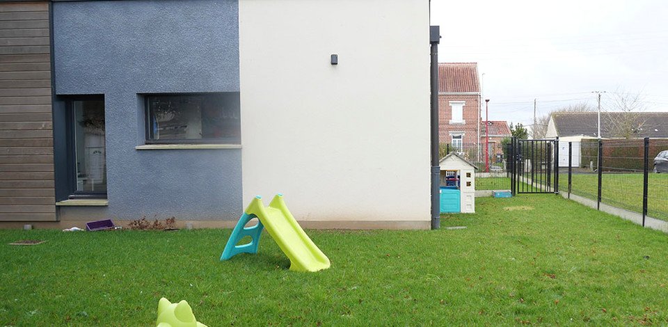 Crèche Divion L'île o bébé people&baby jardin nature projet pédagogique toboggan