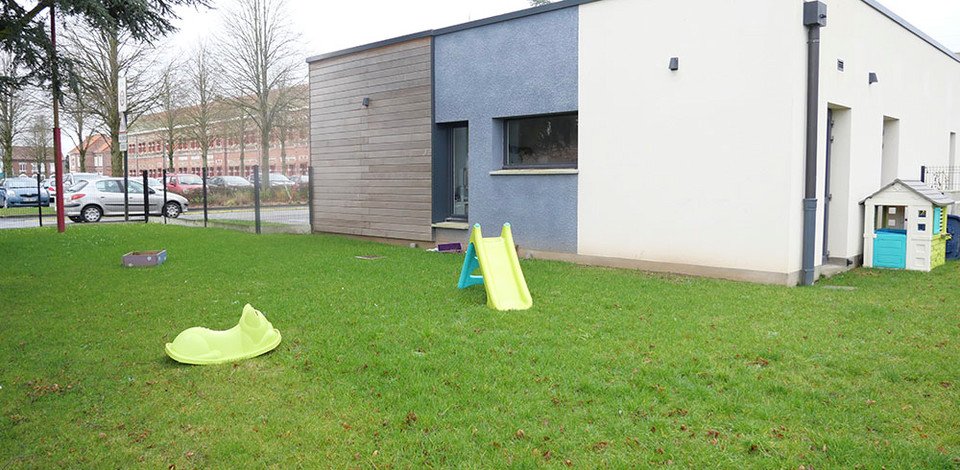 Crèche Divion L'île o bébé people&baby jardin nature projet pédagogique toboggan