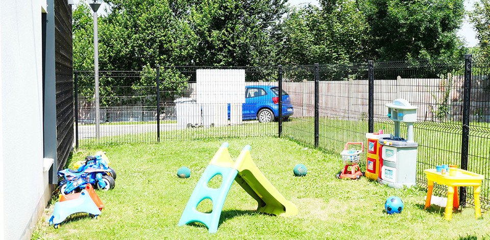 Crèche Divion L'île o bébé people&baby jardin nature projet pédagogique jeux enfants ballons vélo enfant