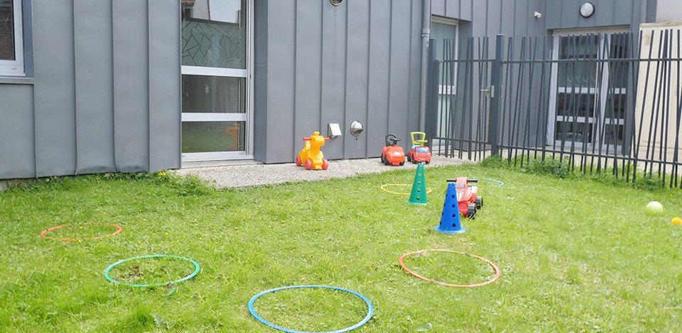 Crèche Rebreuve-Ranchicourt La cabane des loustics people&baby espace extérieure nature projet pédagogique jeux enfants crèche