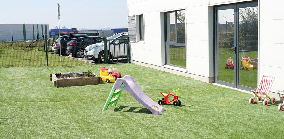 Crèche Saint-Laurent-Blangy La planète des enfants people&baby espace extérieur jardin parc à jeux toboggan