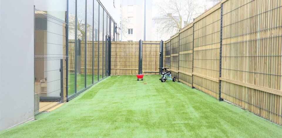 Crèche Nantes Ella people&baby espace extérieur vélo enfant