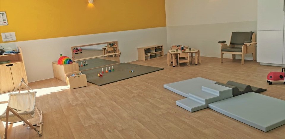 Crèche Sannois Perlette people&baby espace de vie tapis d'éveil miroirs enfants motricité libre hamac enfants