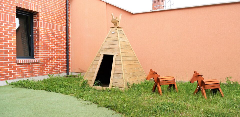 Crèche Lamotte-Breuvon Multi people&baby espace extérieur jardin nature tipi enfant