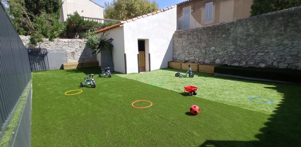 Crèche Marseille Les gabians people&baby espace extérieur jeux enfants vélos enfants jardin nature