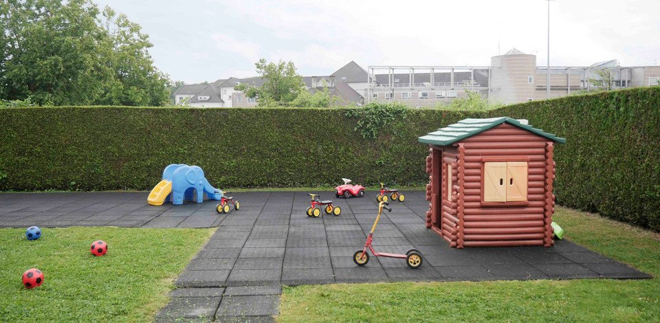 Crèche Helfaut La maison de batistin people&baby espace extérieur jardin cabane vélo enfant ballon toboggan cabane enfants