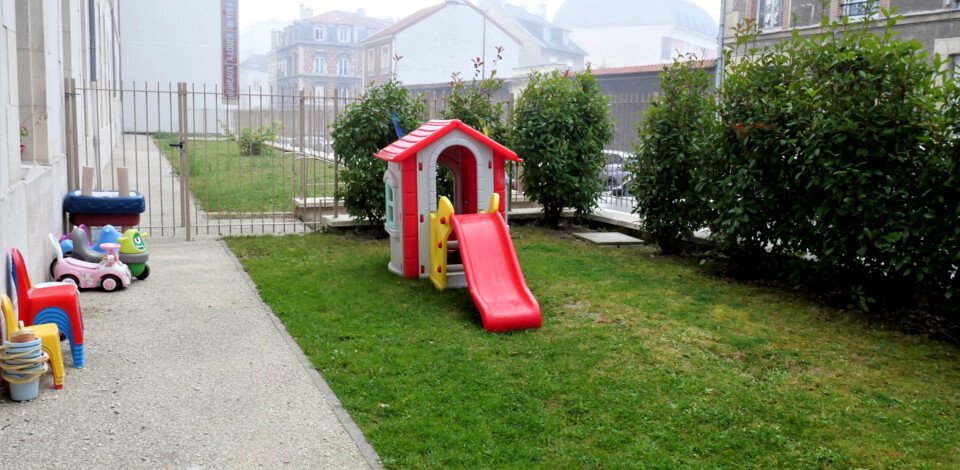 Crèche Reims Ambre people&baby espace extérieur jardin nature jeux enfants