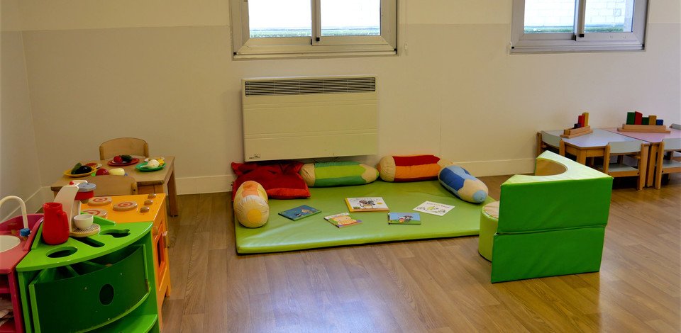 Crèche Issy-les-Moulineaux Gribouillis people&baby espace de vie jeux enfants dinette jeux en bois livres enfants crèche