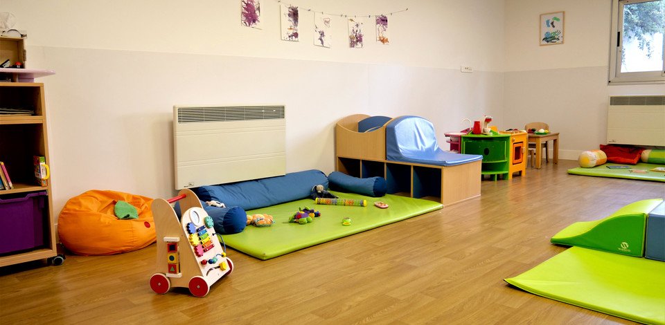Crèche Issy-les-Moulineaux Gribouillis people&baby espace de vie motricité éveil chariot de marche bébé
