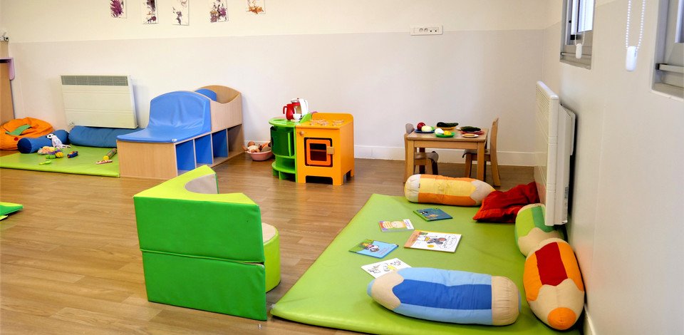 Crèche Issy-les-Moulineaux Gribouillis people&baby espace de vie jeux enfants dinette jeux en bois livres enfants 