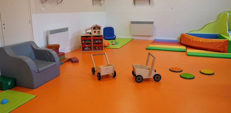 Crèche Rueil-Malmaison Iris people&baby espace de vie jeux enfants chariot de marche éveil pédagogie