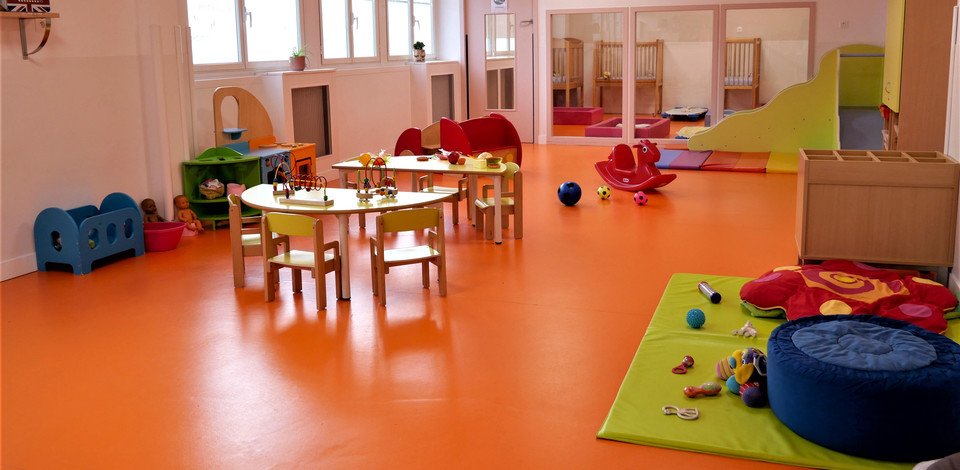 Crèche Rueil-Malmaison Pétunia people&baby espace de vie jeux enfants parc à jeux intérieur motricité pédagogie