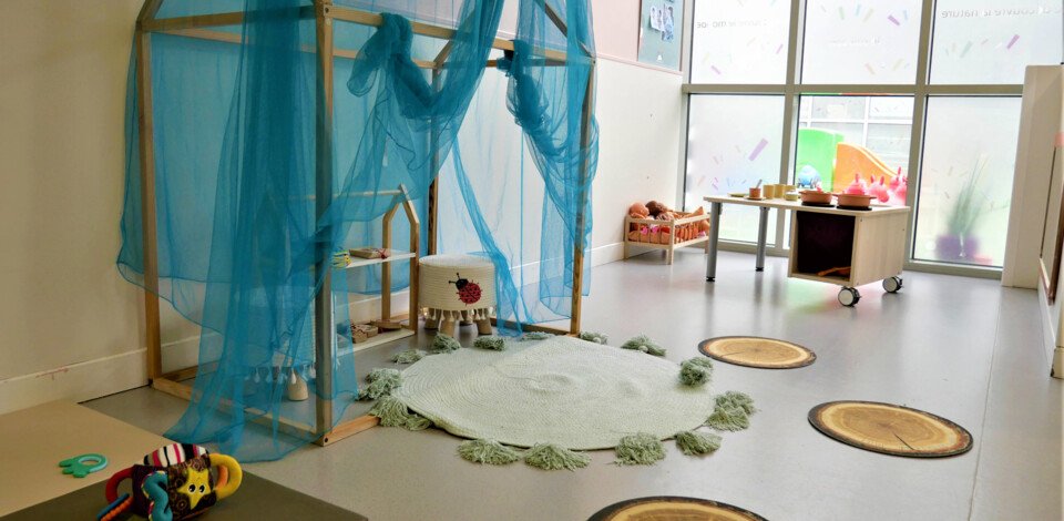 Crèche Romainville Camélia people&baby espace de vie cabane enfants tapis d'éveil motricité