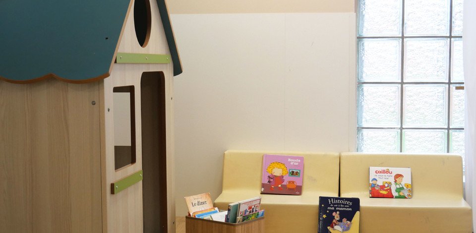 Crèche Tinqueux Emeraude people&baby espace de vie cabane livres enfants bébés éveil