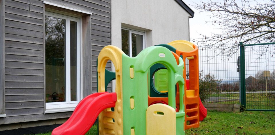 Crèche Pargny-lès-Reims Les pépites people&baby espace extérieur jeux enfants toboggan 