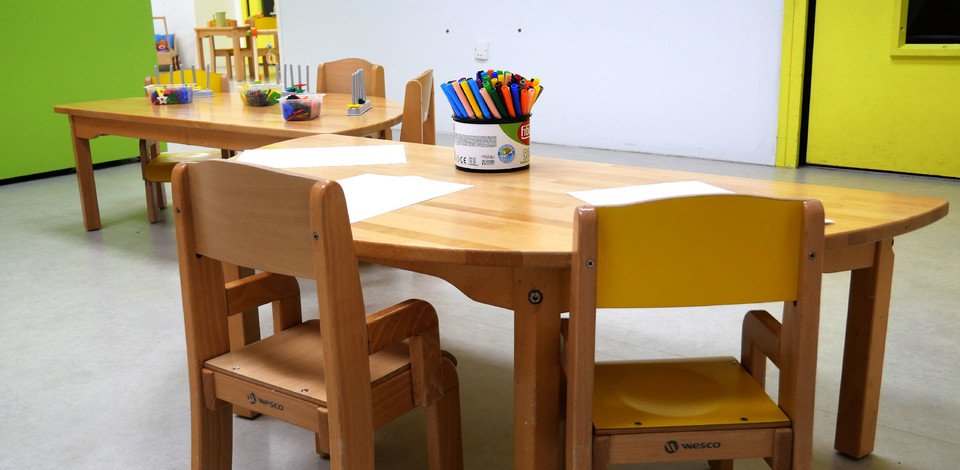 Crèche Metz Bouton d'or people&baby espace de vie tables enfants crayons activité pédagogique