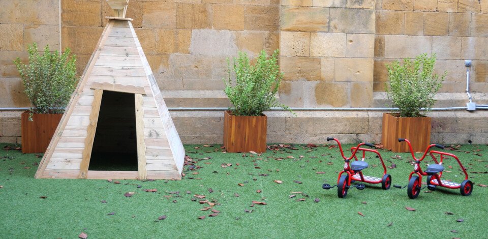 Crèche Metz Plum people&baby espace extérieur vélo enfants tipi nature jardin 