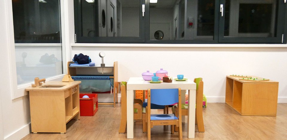 Crèche Strasbourg Saute-mouton people&baby salle de vie chaises table enfants jeux enfants