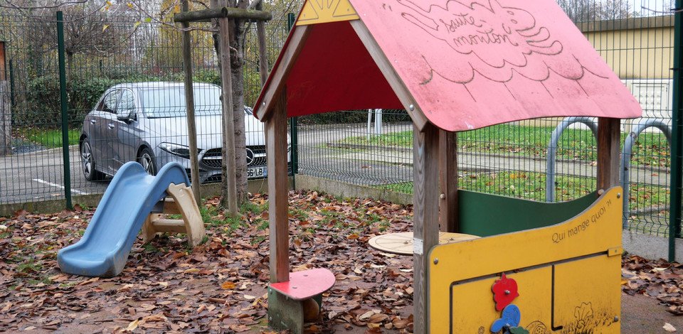 Crèche Strasbourg Saute-mouton people&baby espace extérieur nature cabane enfants toboggan