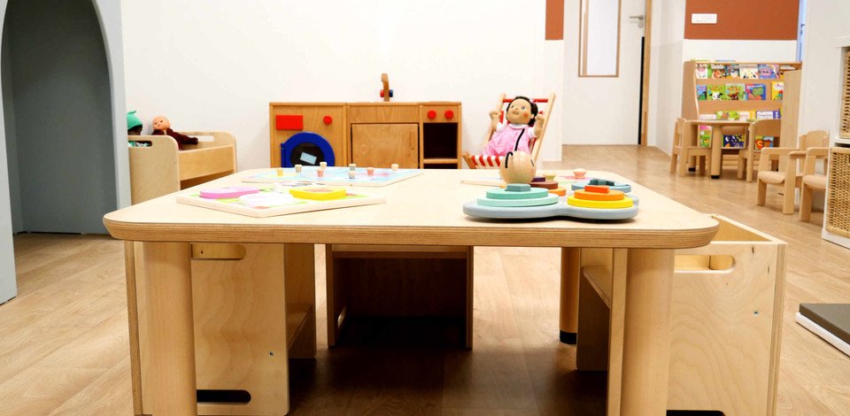 Crèche Strasbourg Les bout'en train people&baby salle de vie chaise table enfant jeux enfants