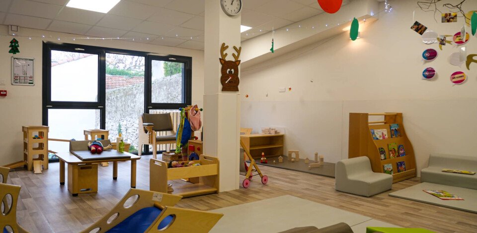 Crèche Marseille Les gabians people&baby espace de vie motricité livres enfants jeux enfants