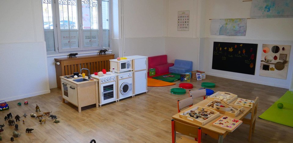 Crèche Clermont-Ferrand Bisous, Câlins et trottinette people&baby salle de vie jeux enfants jeux en bois tapis d'éveil