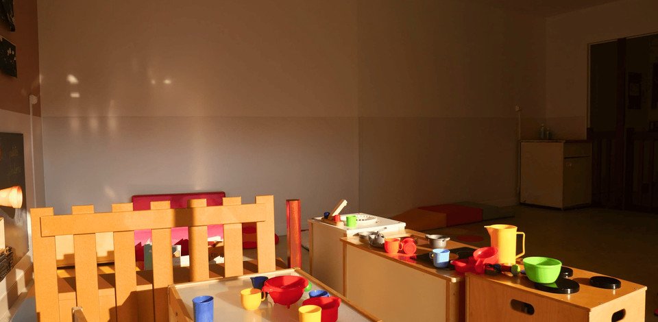 Crèche Clermont-Ferrand Les petits zébulons people&baby salle de vie jeux en bois éveil pédagogie