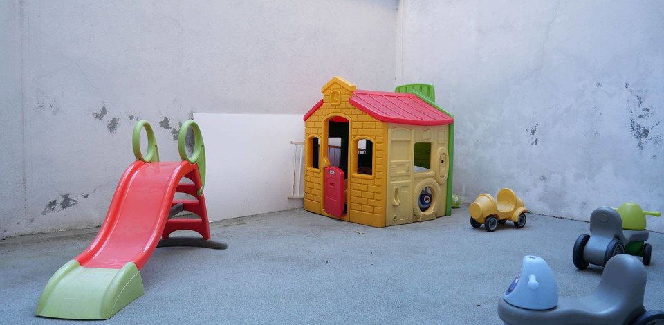 Crèche Lyon Chat perché people&baby espace extérieur cabane toboggan vélo enfant