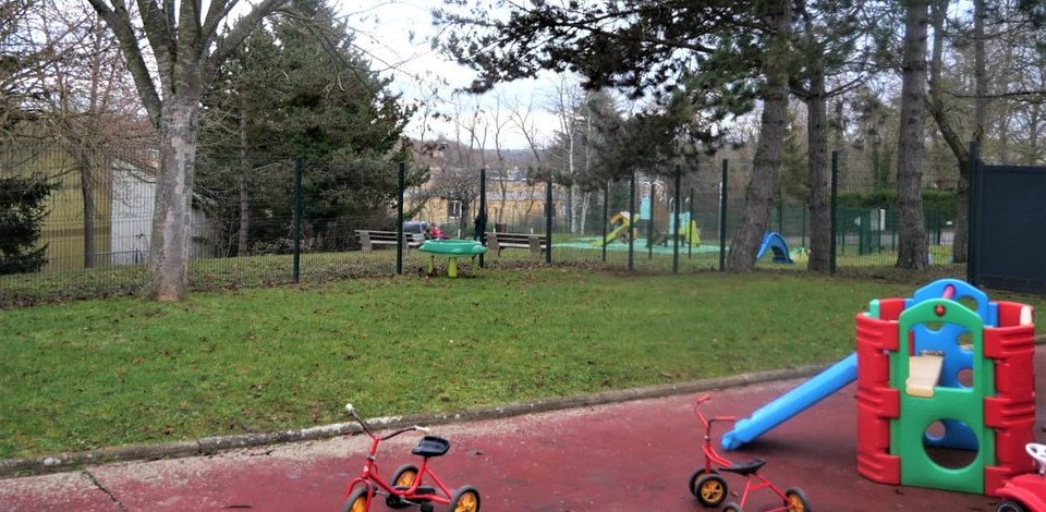 Crèche Beynes Les Farfadets people&baby espace extérieur jardin nature vélos enfants parc à jeux toboggan