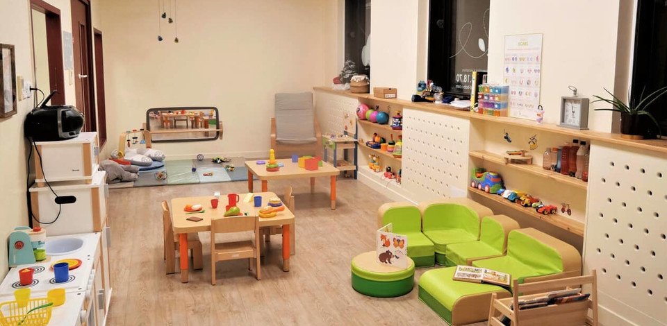 Crèche Plaisir Aloes people&baby espace de vie tables chaises enfants jeux en bois pédagogie éveil livres enfants